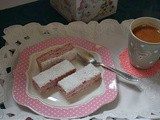 Posna rozen torta s kokosom i crvenim voćem