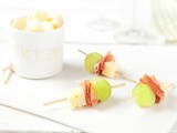 Brochettes de melon vert, jambon cru et tomme de Savoie {Green melon kebabs with cured ham and Savoie tomme}