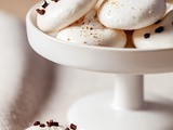 Meringues Françaises aromatisées au yuzu et grué de cacao