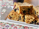 Blondies integrali ai mirtilli e gocce di cioccolato bianco – Whole wheat blueberries and white chocolate chips blondies