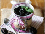 Cheesecake in vasetto alle more, cioccolato bianco e melissa – Blackberry and white chocolate cheesecake in a jar with lemon balm syrup