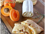 Fagottini di albicocche e formaggio di capra con miele e timo – Apricot and goat cheese hand pies with honey and thyme