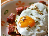 Pane tostato con avocado, uova e chorizo – Avocado and egg on toast with chorizo