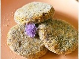 Polpette di quinoa e patata dolce con fiori d’erba cipollina – Quinoa and sweet potato patties with chive flowers