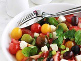 Salade de tomates, feta olives et basilic