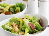 Salade frisée aux croûtons et lardons fumés de dinde