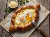 Khachapuri Adjarien ou pain bateau au fromage