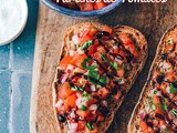 Tartine de tomates et oignons rouges sur pain de campagne