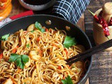 Wok de Nouilles chinoises aux crevettes et légumes