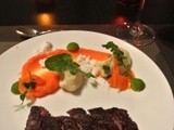 Bavette van Westvlaams Roodrund, wortelpuree met sinaasappel en gember, warme erwten-gelei, Barbarakruid, knolselderpuree en poeder van hoeveboter