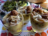 Bicchieri di mele, amaretti e crema inglese