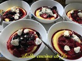 Coppe di crema e composta di frutti rossi