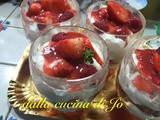 Coppe di frutti rossi, yogurt e ricotta