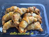 Cornetti di sfoglia con datterini confit e acciughe piccanti