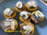 Crostini di polenta con aringhe