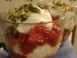 Fragole in coppa con Chantilly e pistacchi