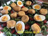 Insalata composta con caprini fritti e uova sode