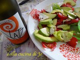 Insalata di lattuga, avocado, fragole, formaggio di capra e altro