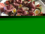 Insalata di pastrami, ovette di quaglia, zucchine e fiordilatte