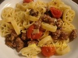 Pasta con sugo di pomodorini, melanzane e salsiccia