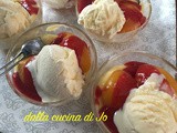 Pesche melba con gelato e coulis di lamponi