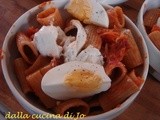 Rigatoni integrali con spianata calabra, uovo sodo e burrata