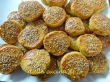 Sablés salati al formaggio e curry con sesamo