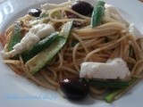 Spaghetti con mozzarella di bufala e zucchinette