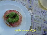 Tartine con capocollo e rose di avocado