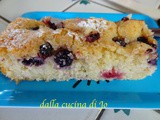 Torta al kefir con more e mirtilli