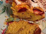 Torta di ricotta, con fragole e lamponi