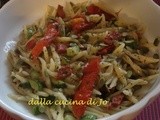 Trofiette con pesto, avanzi e semi di zucca