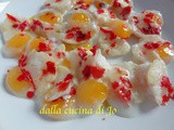 Uova di quaglia al forno con scagliette di buccia di pomodoro