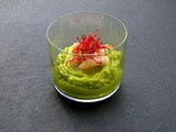 Crema di avocado con gamberetti e germogli di bietola rossa