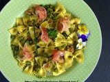 Farfalle gli spinaci con piselli e pancetta