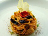 Fettuccine al peperoncino con scarola , olive e polvere di capperi