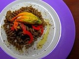 Fusilli di sambuco con peperoni, polvere di capperi e fiori di zucca gratinati