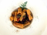 Il rigatone Pasta Armando con finocchietto selvatico , melanzane sott'olio , pomodori secchi e polvere di capperi