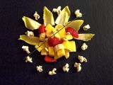 Insalata di frutta con indivia belga e pop corn