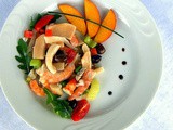 Insalata di seppie e gamberi con le pesche nettarine