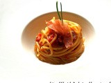 Lo spaghetto con fiocco di prosciutto e pomodori datterini