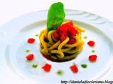 Pasta con pesto di lattughino e rucola, con variazione di pomodoro