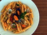 Penne rigate con cozze , vongole e pomodori secchi