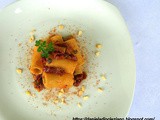 Rigatoni con pomodori secchi, capperi, olive e mandorle