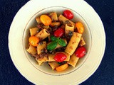 Rigatoni con ragù bianco di manzo e pomodorini marinati