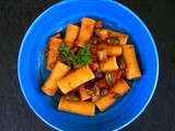 Rigatoni con spaccatella di pomodoro , melanzane e cucunci
