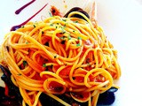 Spaghetti al sugo con cozze e gamberi