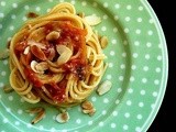 Spaghetti con gli ultimi pomodori dell'orto, mandorle e pecorino