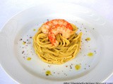 Spaghetti con il pesto di pistacchio , gamberi e granella di cucunci