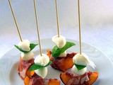 Spiedini con pesche , fiocco di prosciutto, mozzarella e basilico